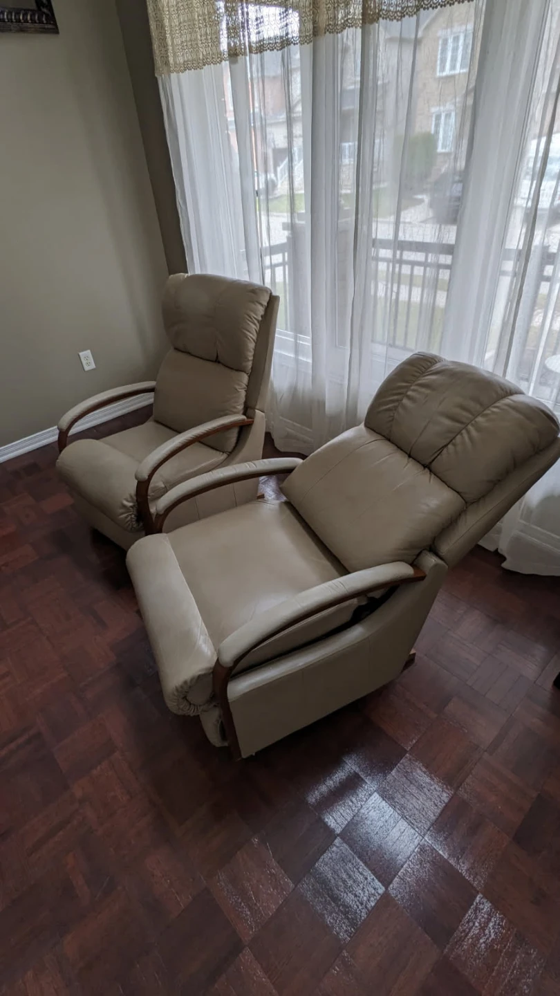 Pair of beige reclining chairs - photo 3