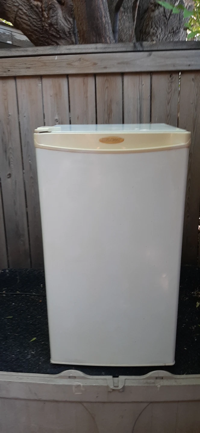 Diplomat Compact White Mini Fridge