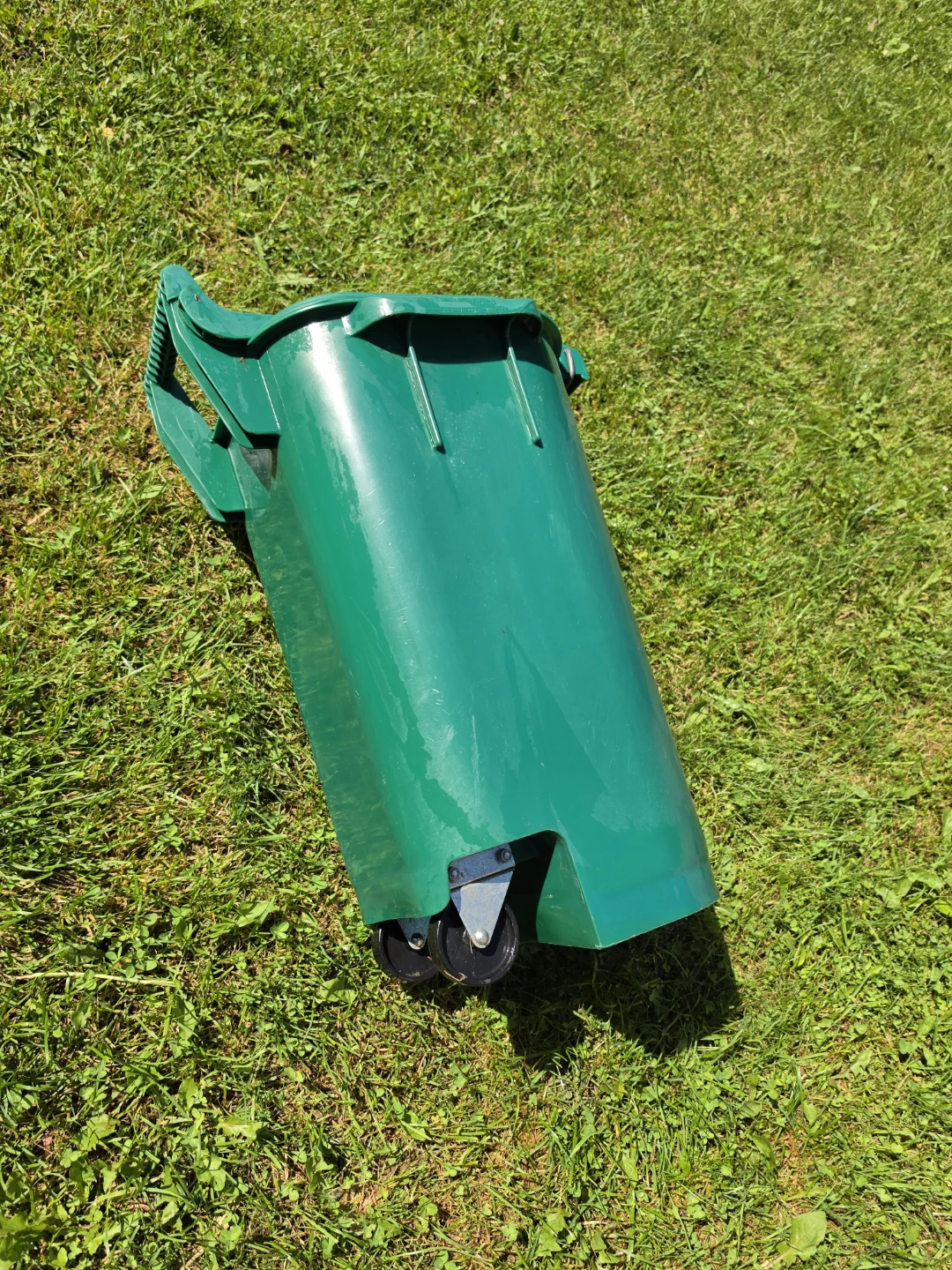 Durable green plastic compost bin with a locking lid and wheels. - photo 4