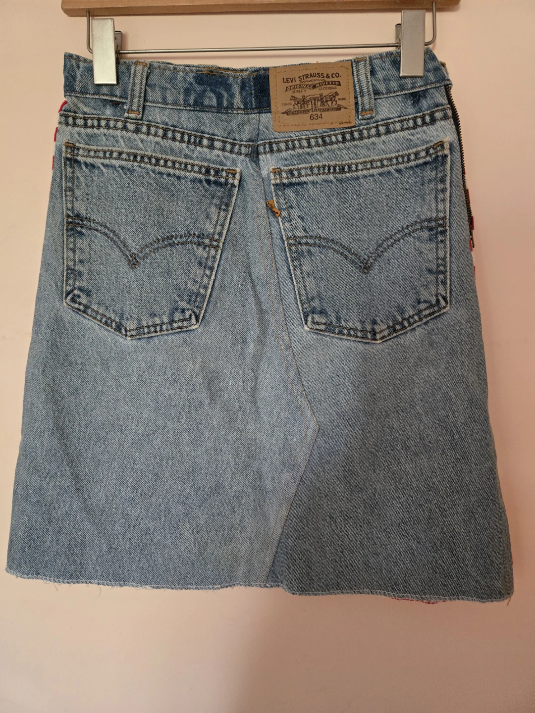 Levi's Black Crop Top and Distressed Denim Skirt - photo 4