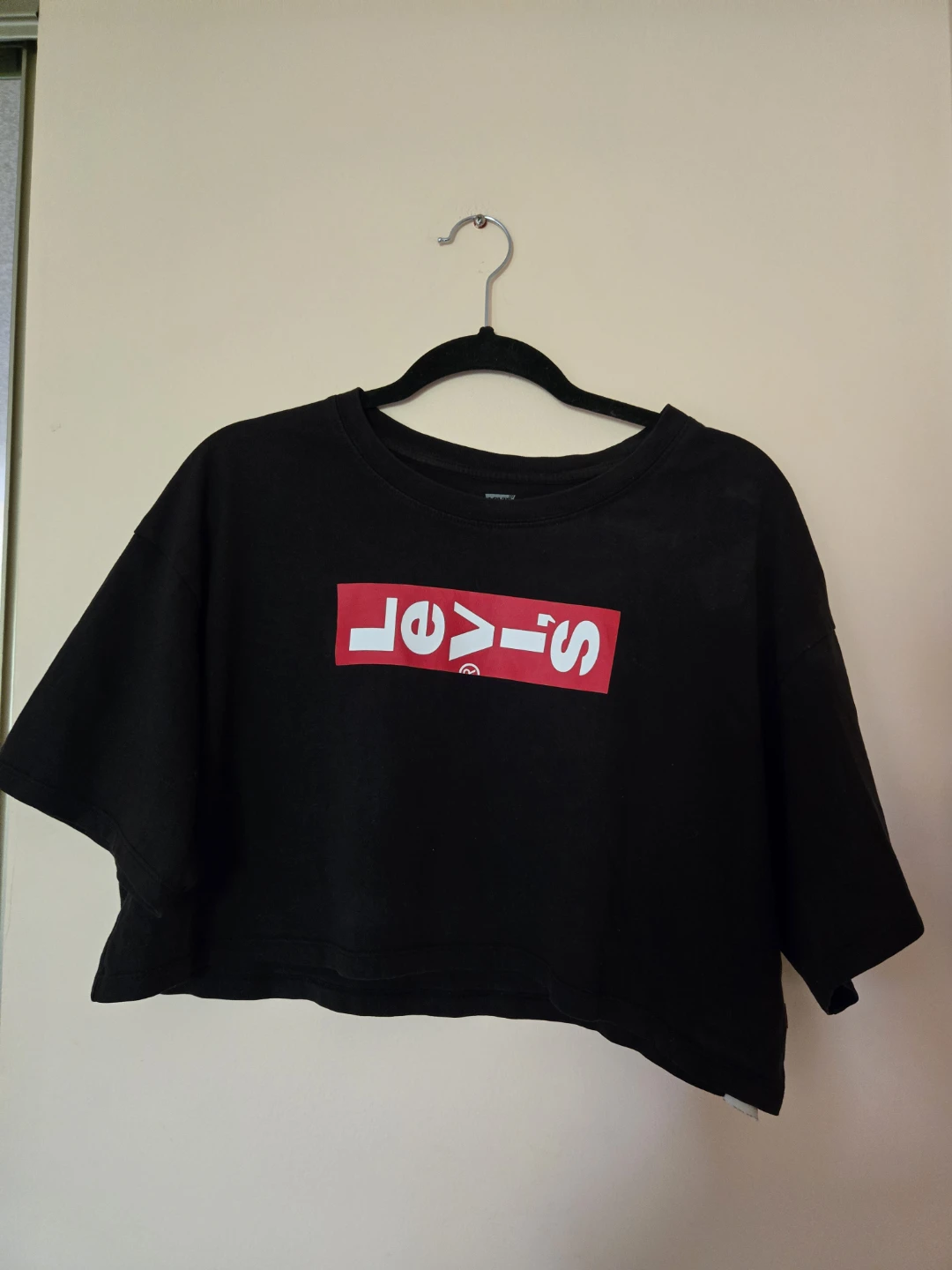Levi's Black Crop Top and Distressed Denim Skirt - photo 5