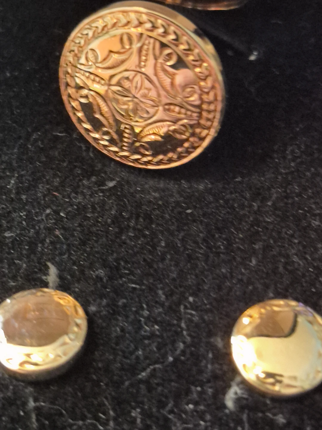 Classy Gold Tone Cufflinks and Studs Set - photo 2