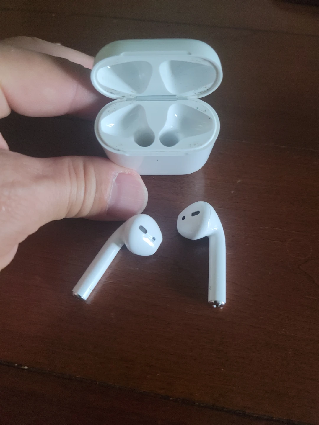 Apple AirPods (2nd Generation) Charging Case with Earbuds - photo 4