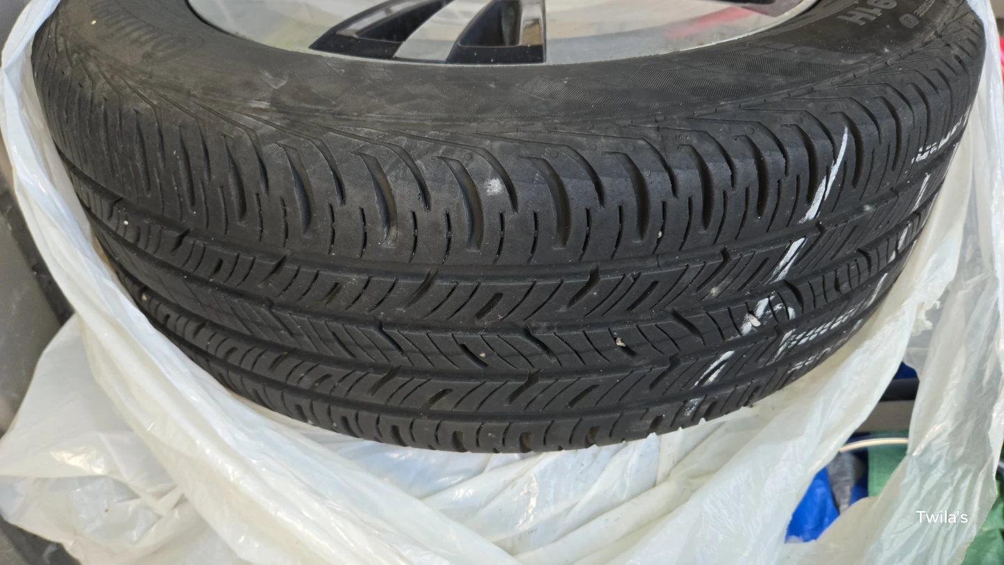 Volkswagen Alloy Wheel with Continental Tire - photo 2