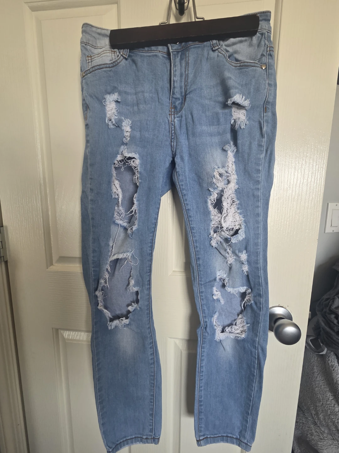 Distressed Capri Jeans