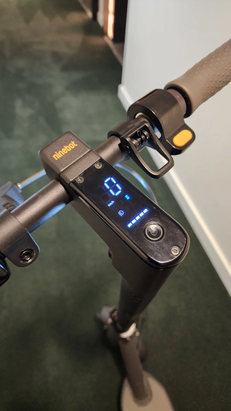 Ninebot Electric Kickscooter GMax 30 - photo 2