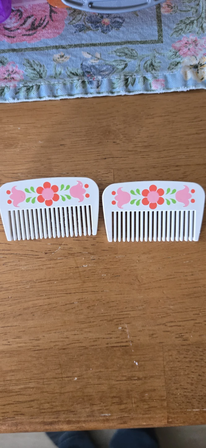 2 Vintage Avon 1975 Floral Mini Combs Set