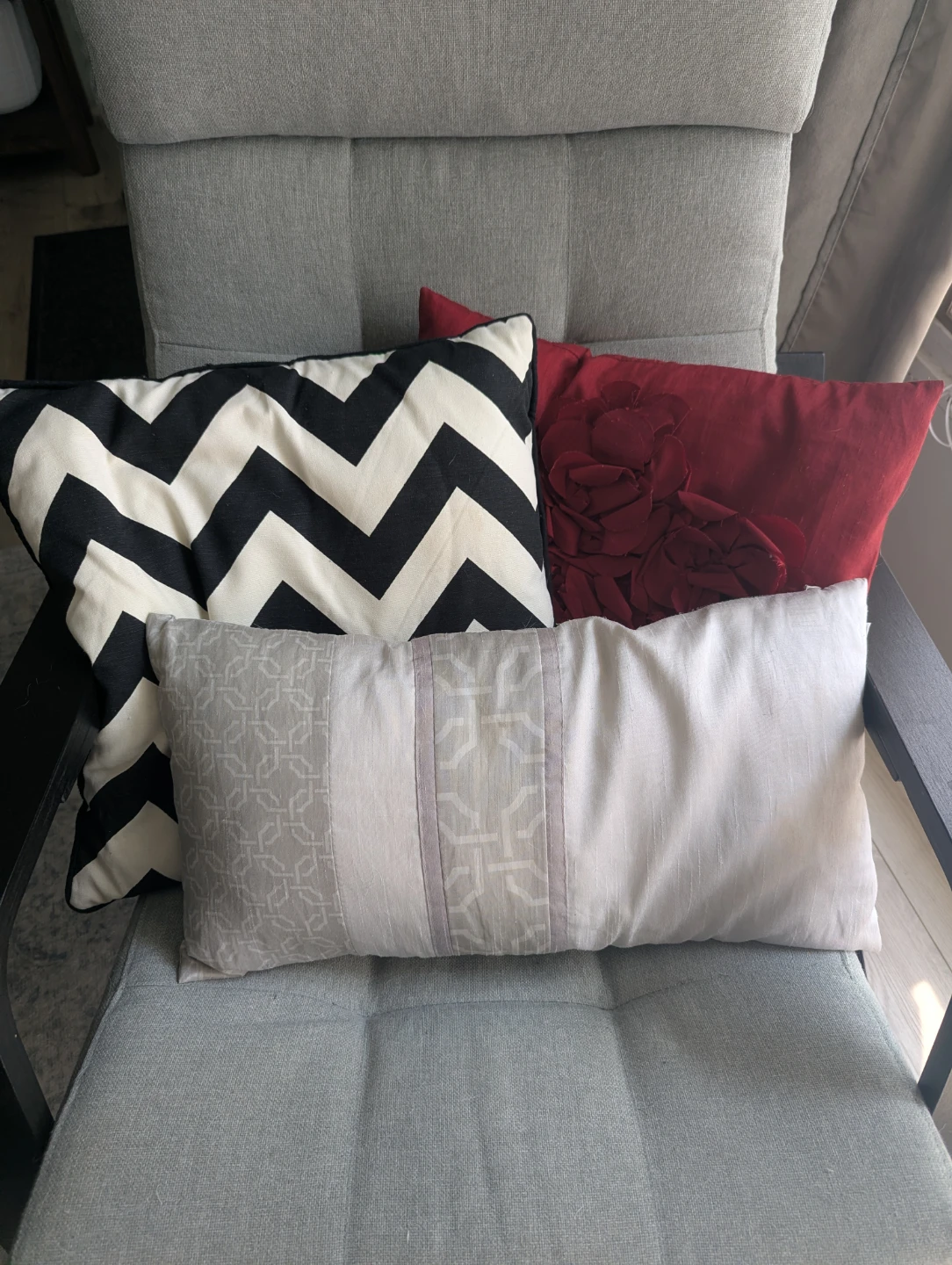 Set of three decorative pillows