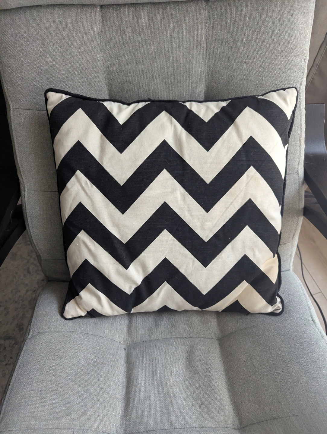 Set of three decorative pillows - photo 2