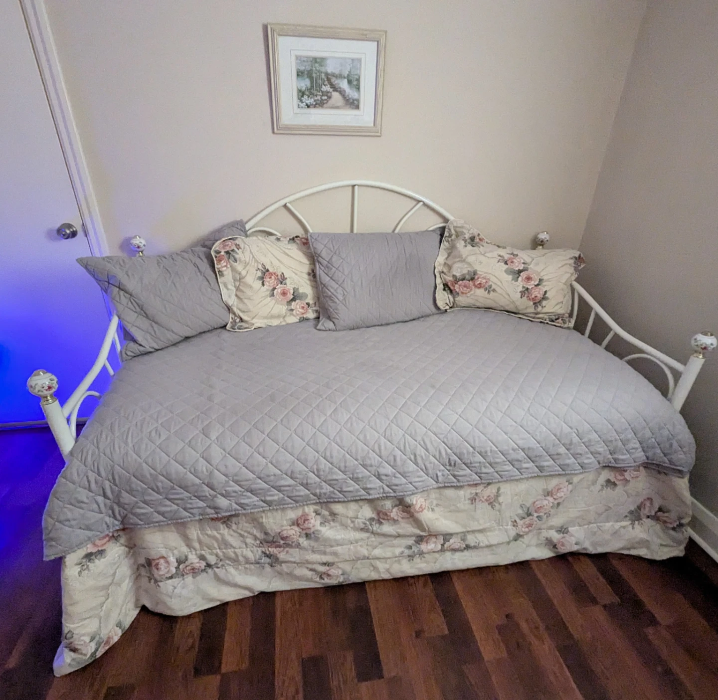 Day bed with trundle