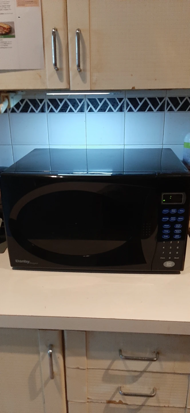 Danby Black Countertop Microwave READ DESCRIPTION ON SIZE