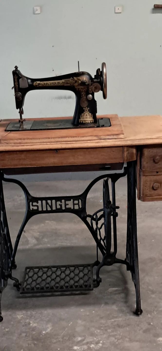 Vintage Singer Sewing Machine with Treadle Base - photo 2