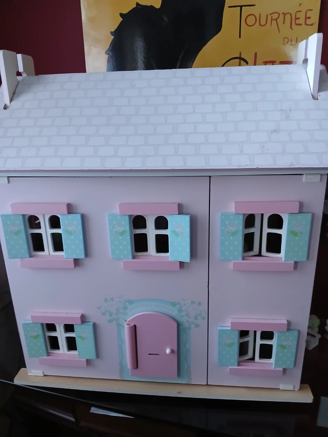 Dollhouse with Furniture and Accessories