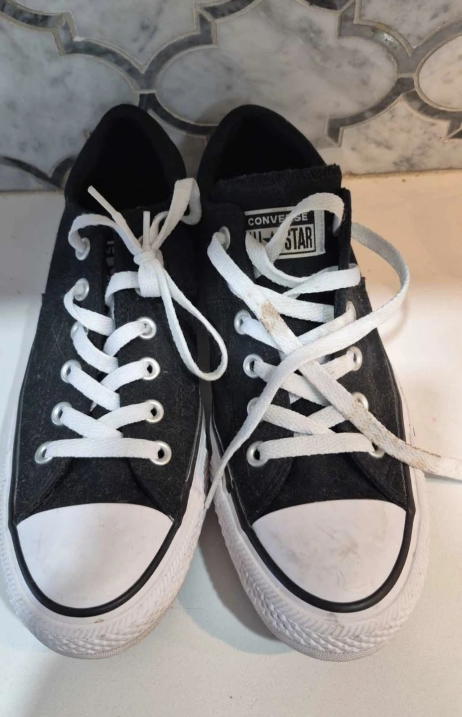 Womens size 9 Converse All Star Low Top Sneakers