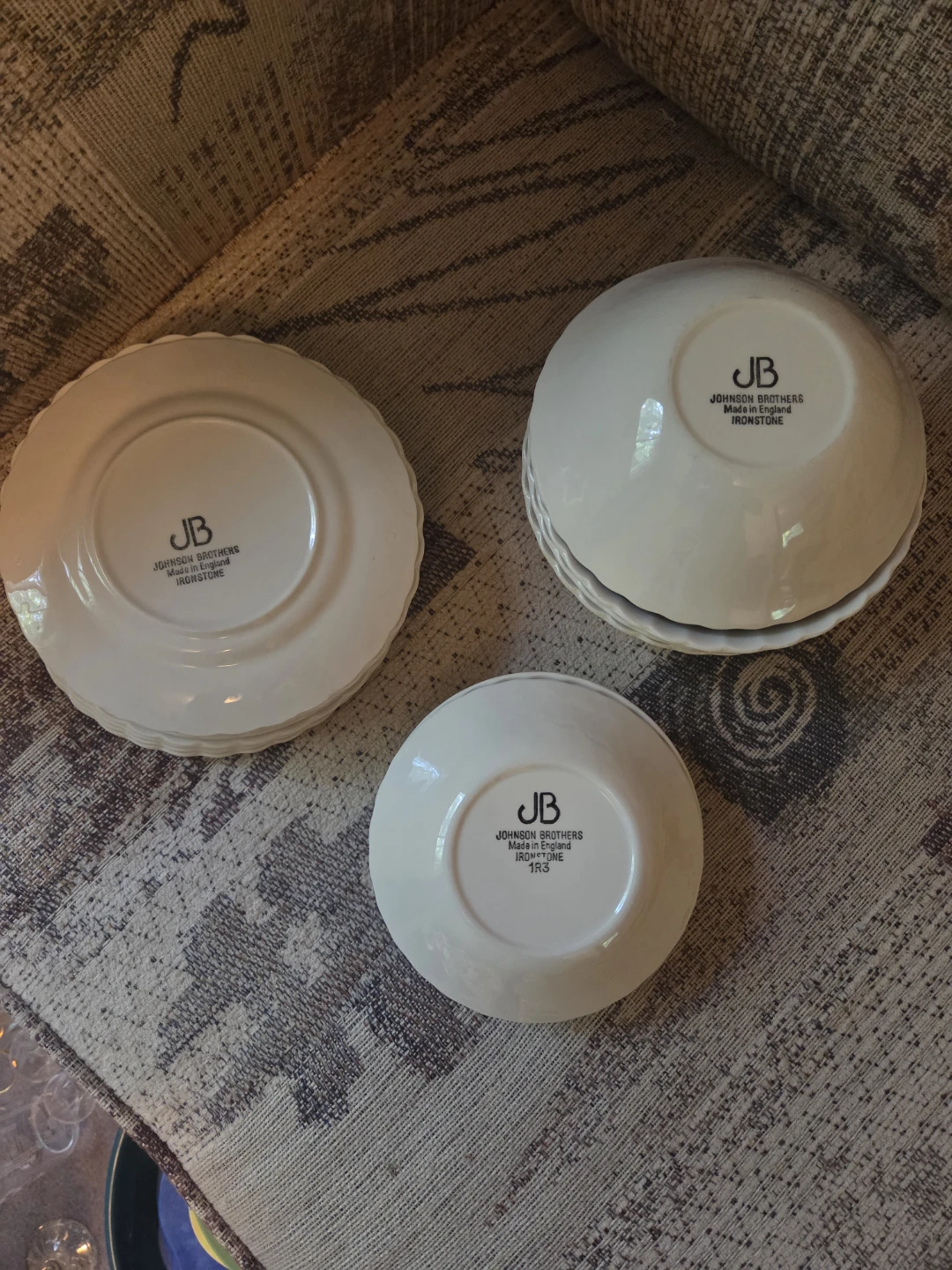 18pc Vintage Johnson Bros Dinnerware, White Swirl Ironstone - photo 2
