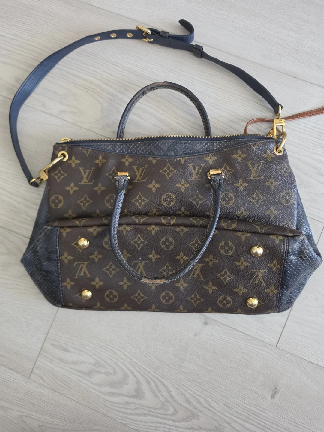 Louis Vuitton Monogram Leather Handbag - photo 2