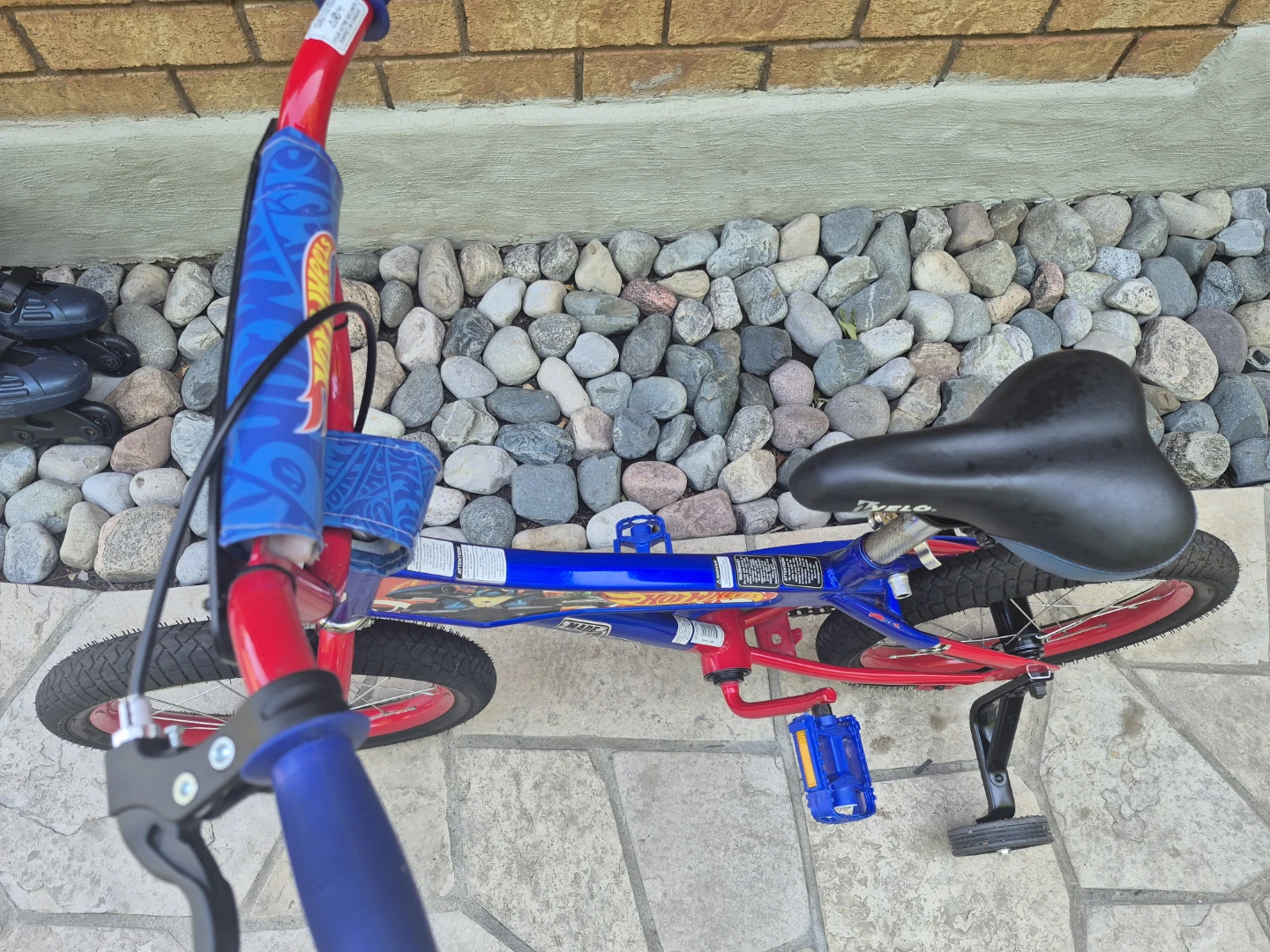 Hot Wheels Kids Bicycle with Training Wheels - photo 2