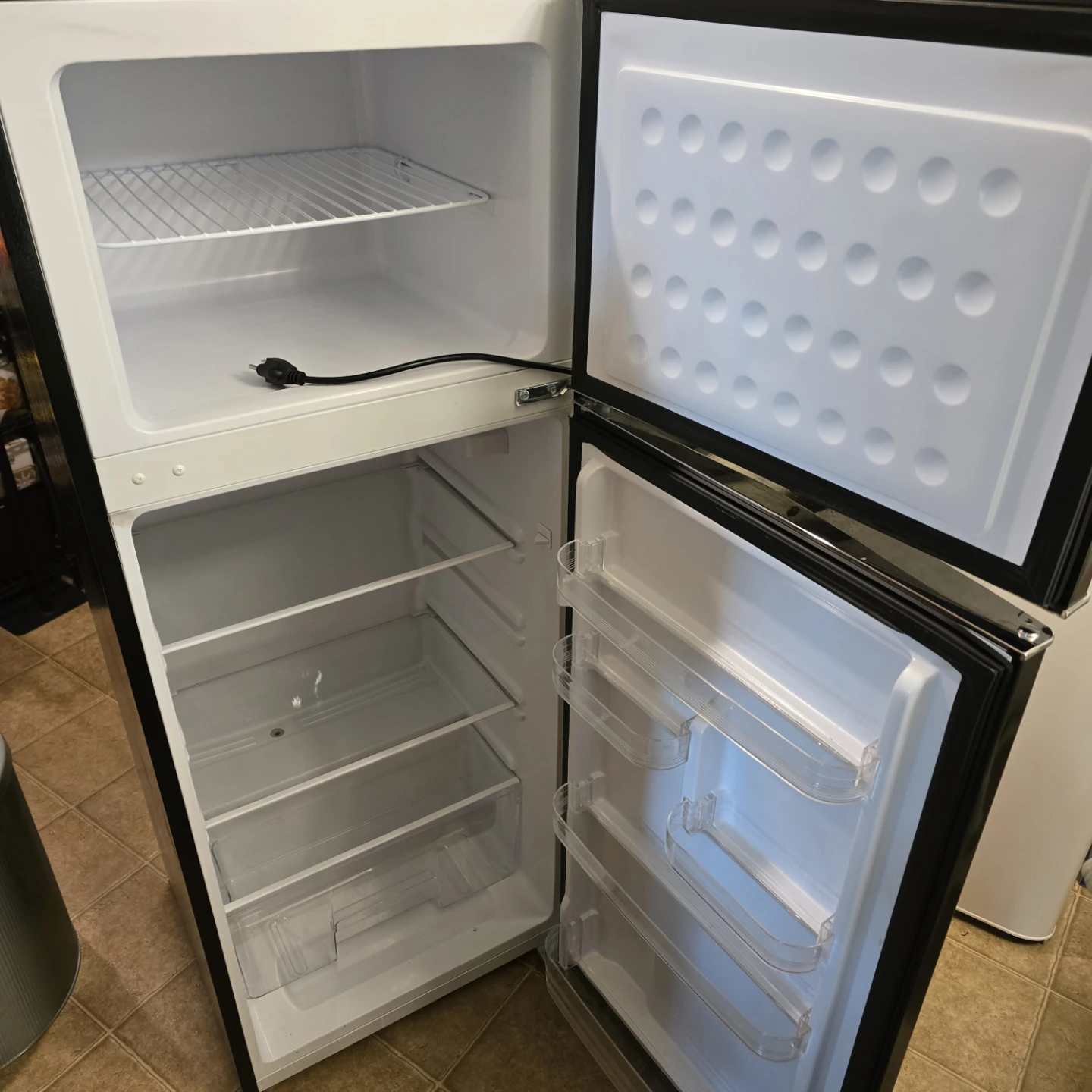 Frigidaire Retro Refrigerator - Black color - photo 2