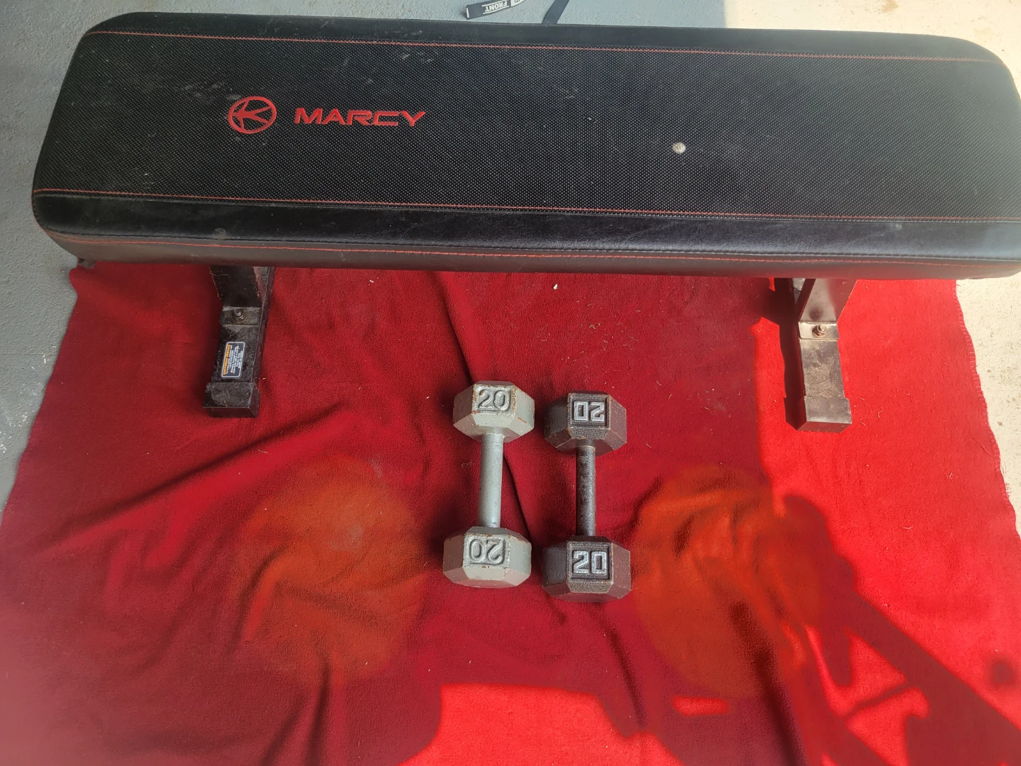 MARCY FLATBENCH  WITH SETS OF 20s HEXHEAD DUMBBELLS  TOTAL 40LBs