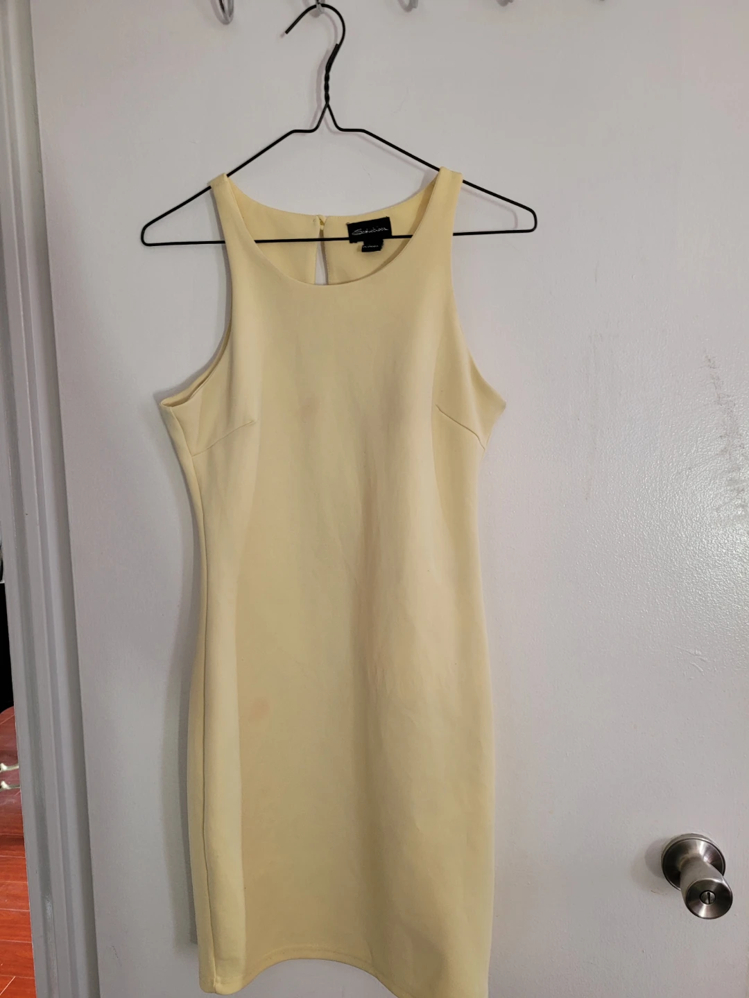 Old Yellow Sleeveless Sheath Dress