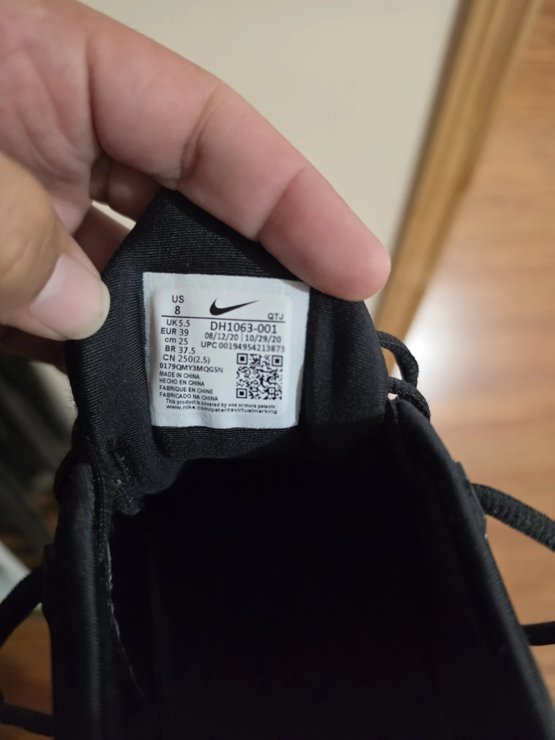 Lightly used women's Nike Vapormax Plus Black Running Shoes - photo 2