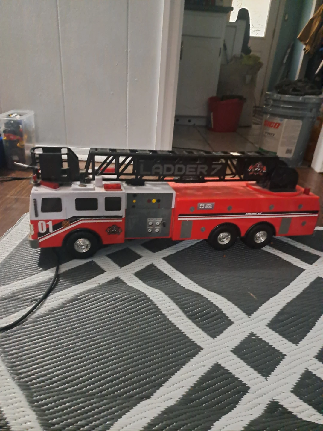 Toy Fire Truck with Ladder - photo 4