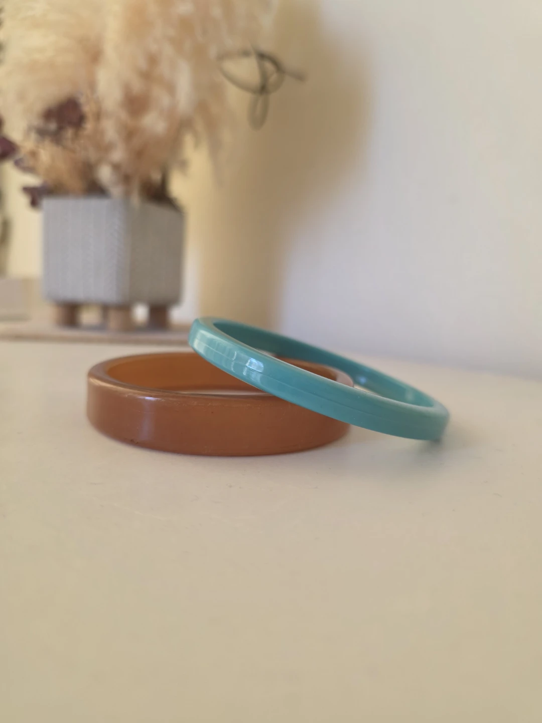 Pair of acrylic bangles - photo 2