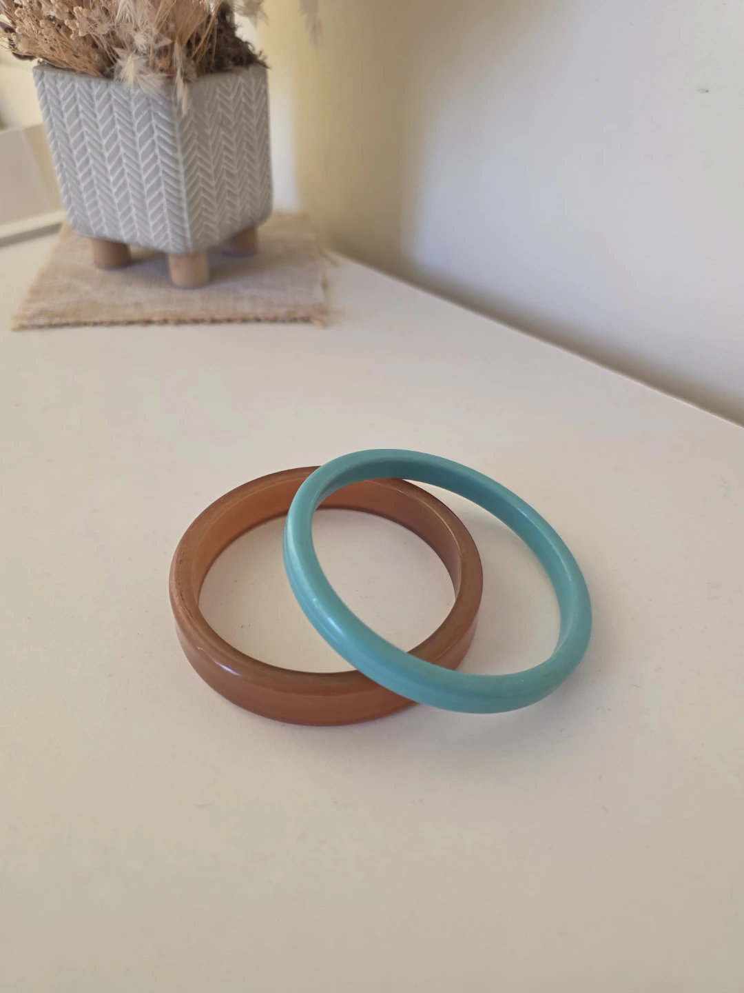 Pair of acrylic bangles - photo 3
