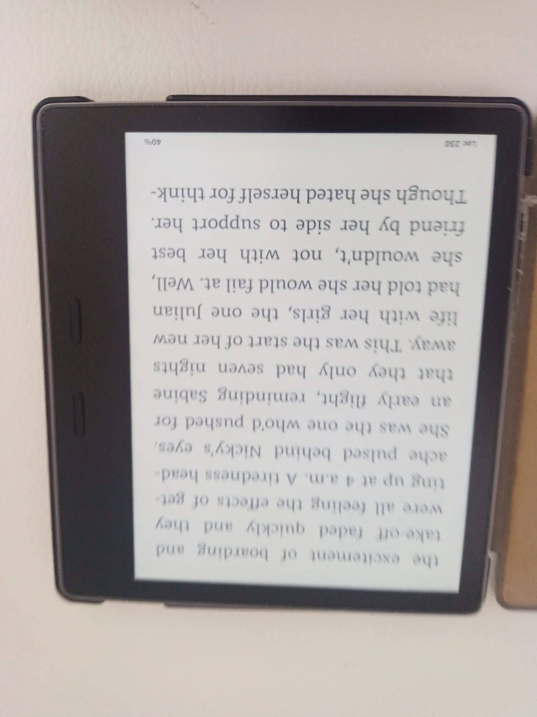 Kindle Oasis (9th Generation) with case & cable - photo 4