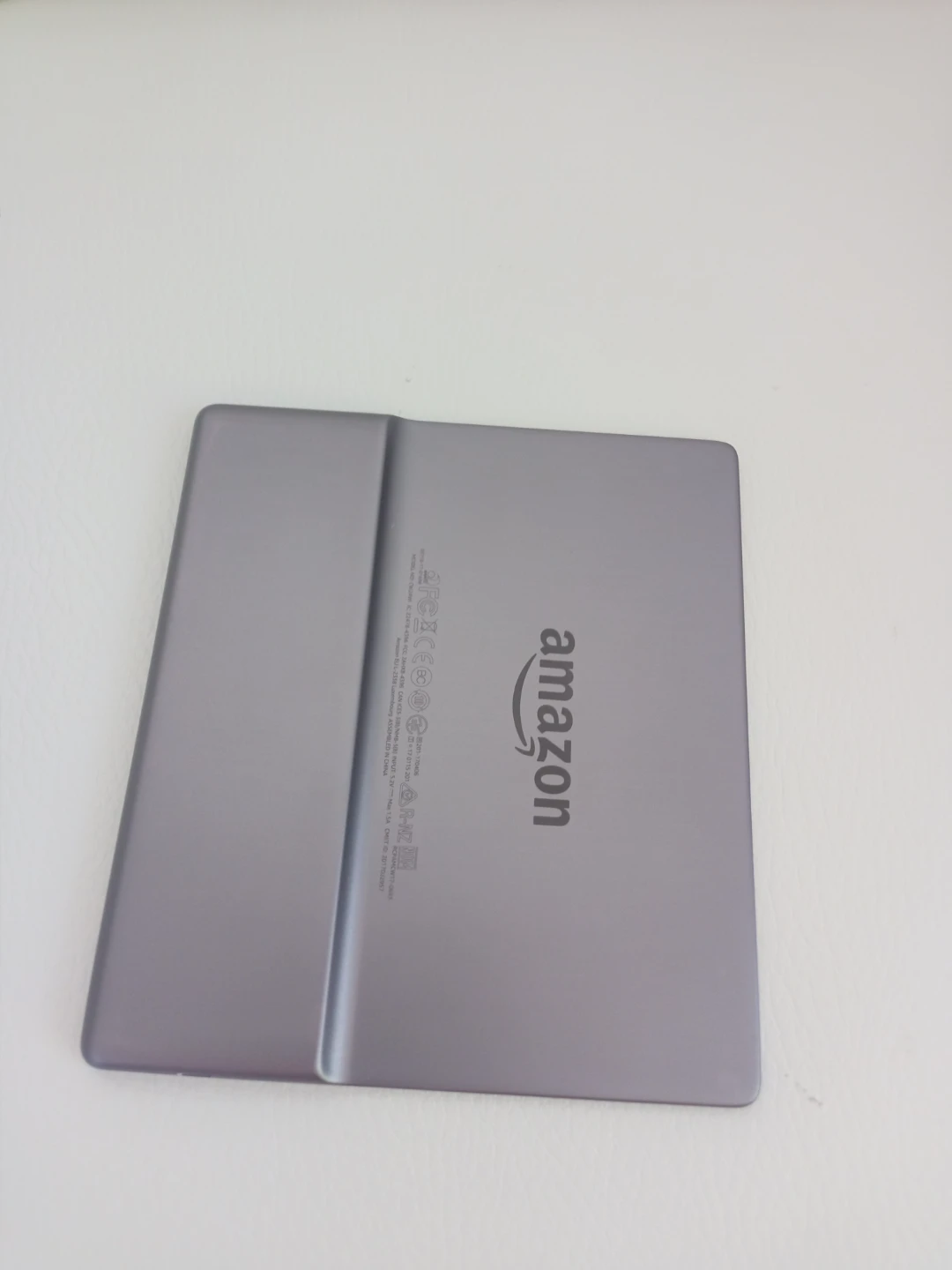 Kindle Oasis (9th Generation) with case & cable