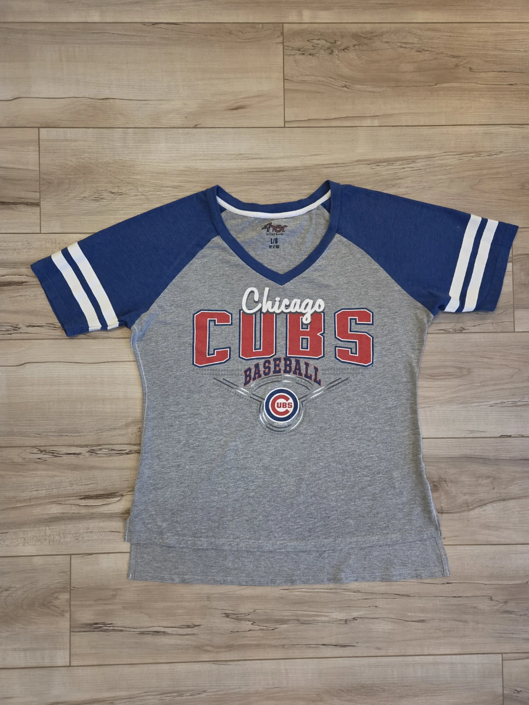 4Her by Carl Banks Chicago Cubs Baseball T-Shirt - Size L