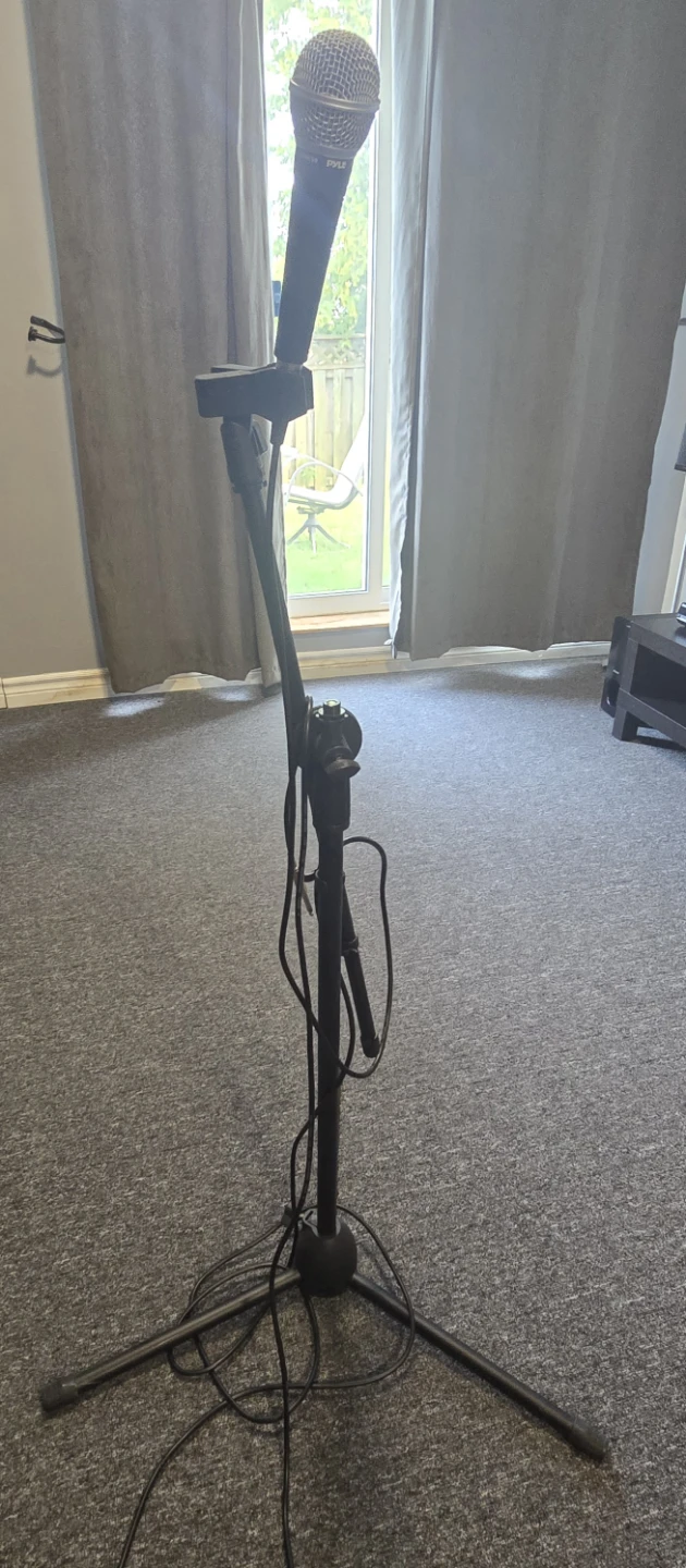 Pyle Microphone with Stand and Cable