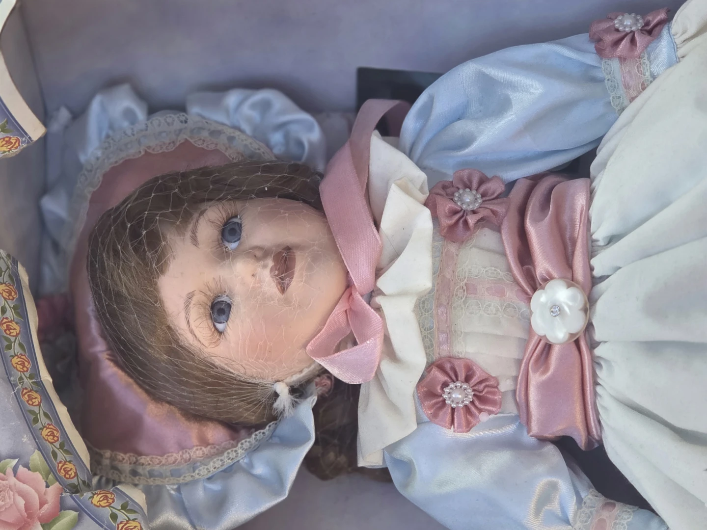 Original Samantha Medi "Limited Edition" Porcelain Doll - photo 2