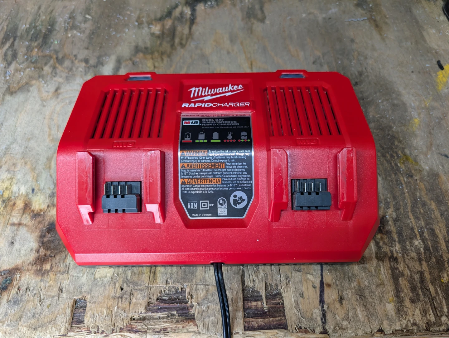 NEW Milwaukee M18 Dual Bay Simultaneous Rapid Charger - photo 2