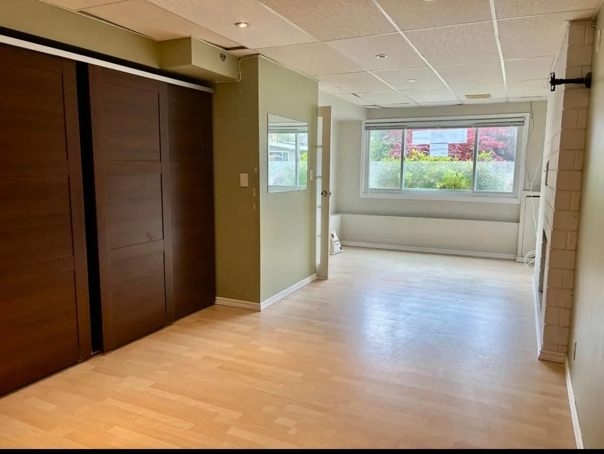 5 or 4  bedrooms house in White Rock for rent/near Earl Marriott - photo 3