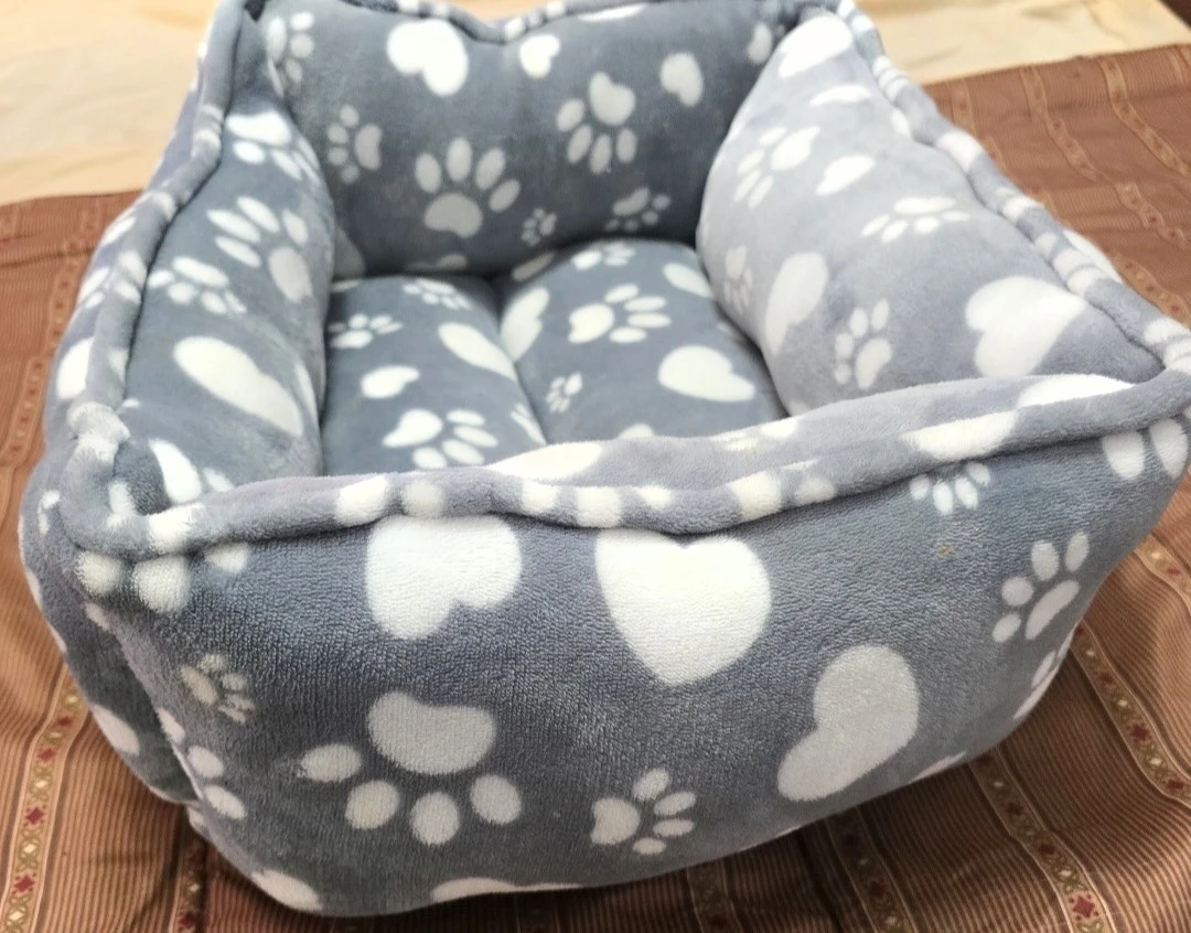 Fringe Studio Paw  Charcoal Medium Hearts Microplush Pet Bed . - photo 2