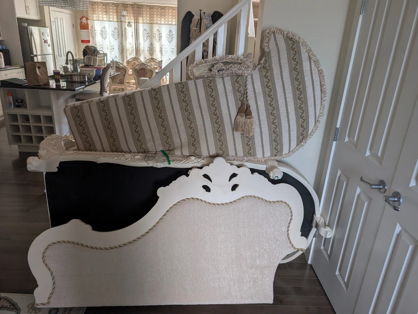 Title: Elegant European-Style Sofa (Needs minor repair) - photo 3