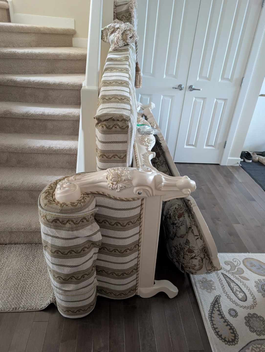Title: Elegant European-Style Sofa (Needs minor repair) - photo 4