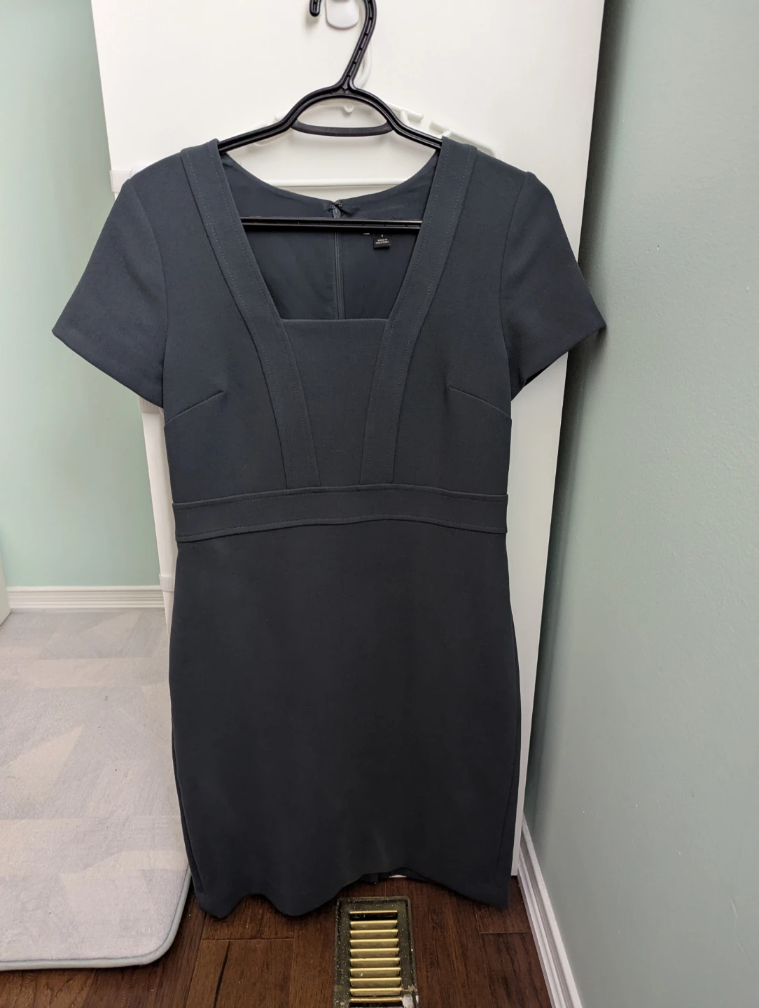 Ann Taylor Women's Sheath Dress Size 4