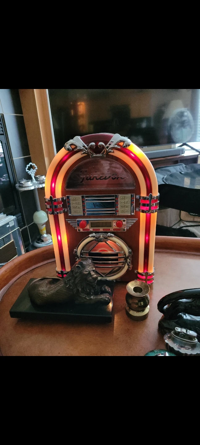 Retro Jukebox Table Lamp
