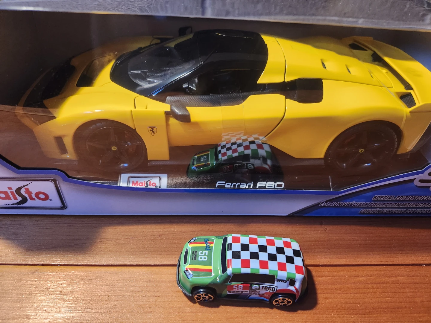 Ferrari F80 Diecast Car - brand new - photo 2