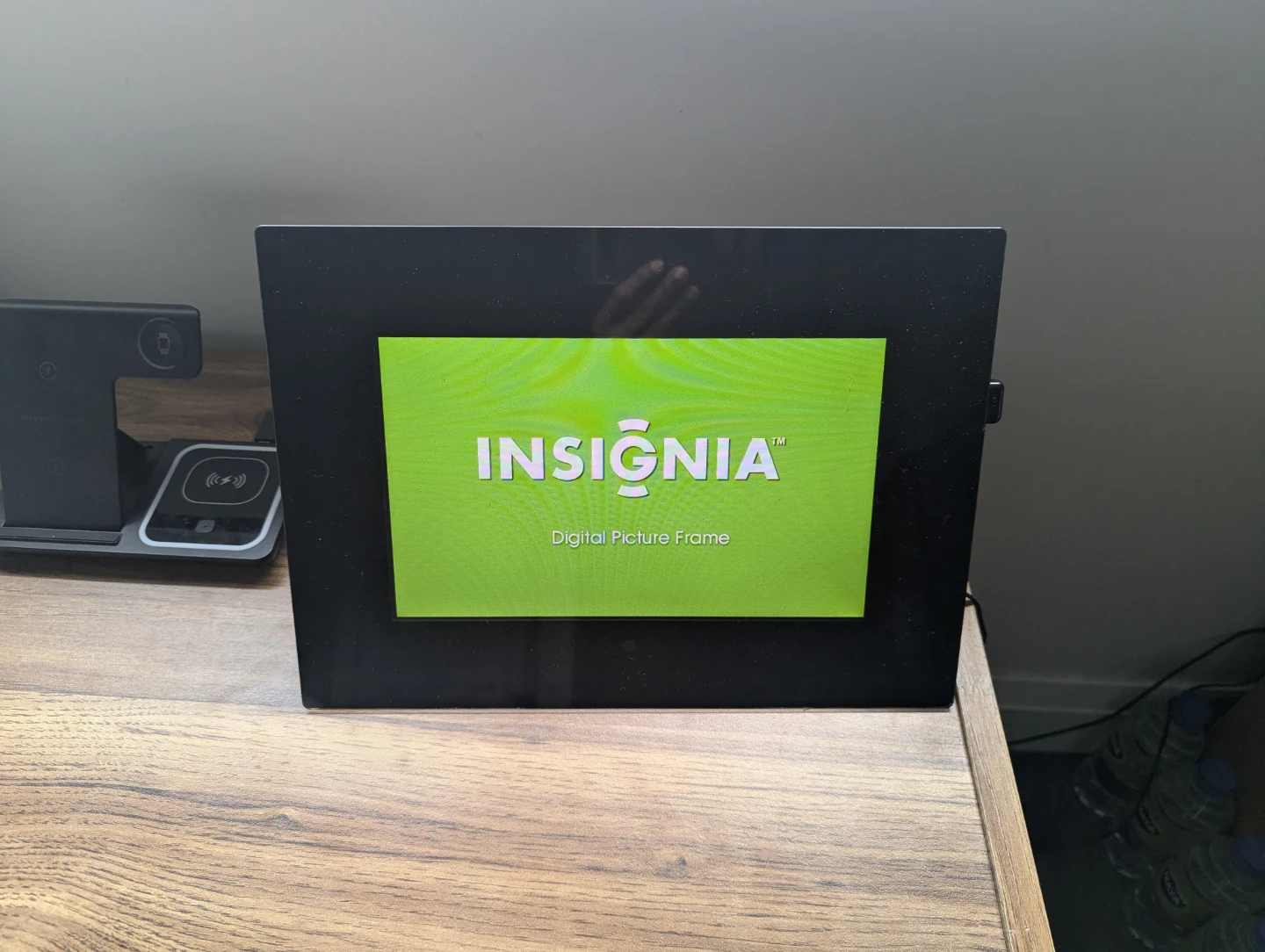 Insignia Digital photo frame 10 inch display