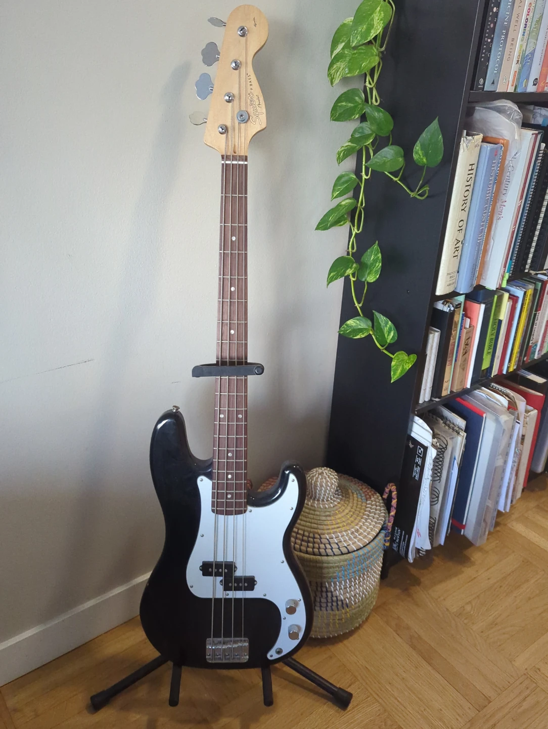Squier Precision Bass Guitar & Traynor Bass Mate 15 Amp - photo 2