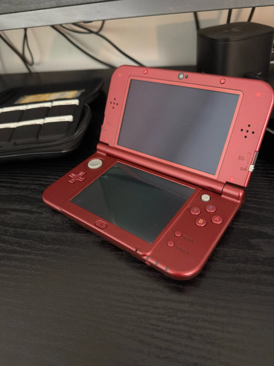 Nintendo 3DS XL (Modded w/ Luma3DS, Top IPS Screen) + 8 Games