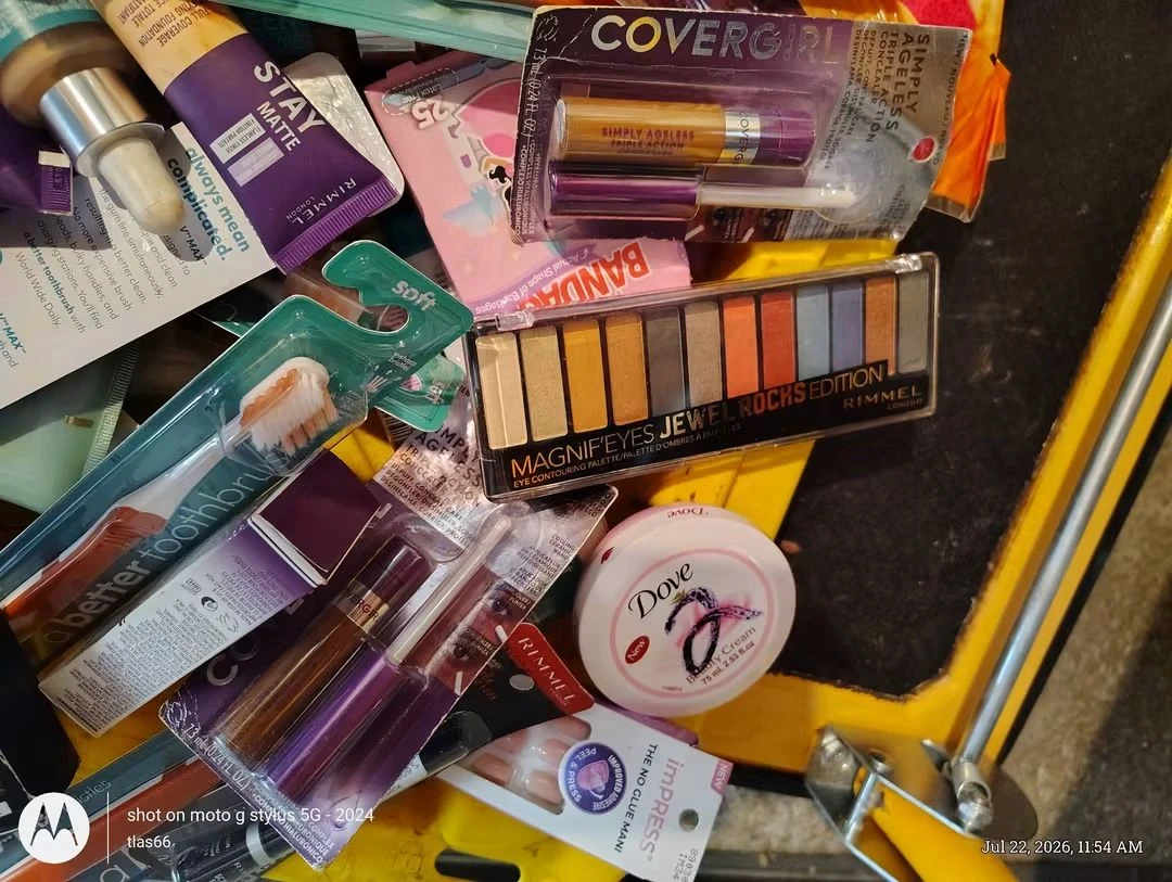 BULK LOT 50pcs Assorted Makeup - photo 2