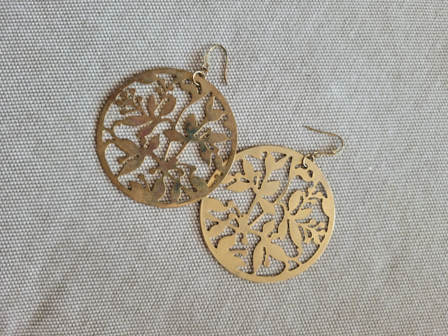 Gold tone filigree dangle earrings