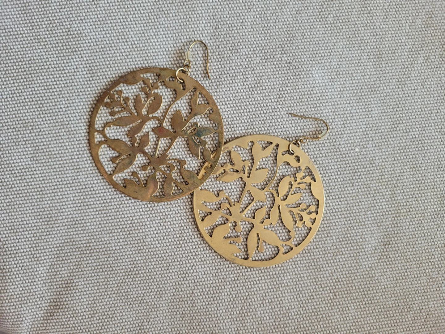 Gold tone filigree dangle earrings - photo 2