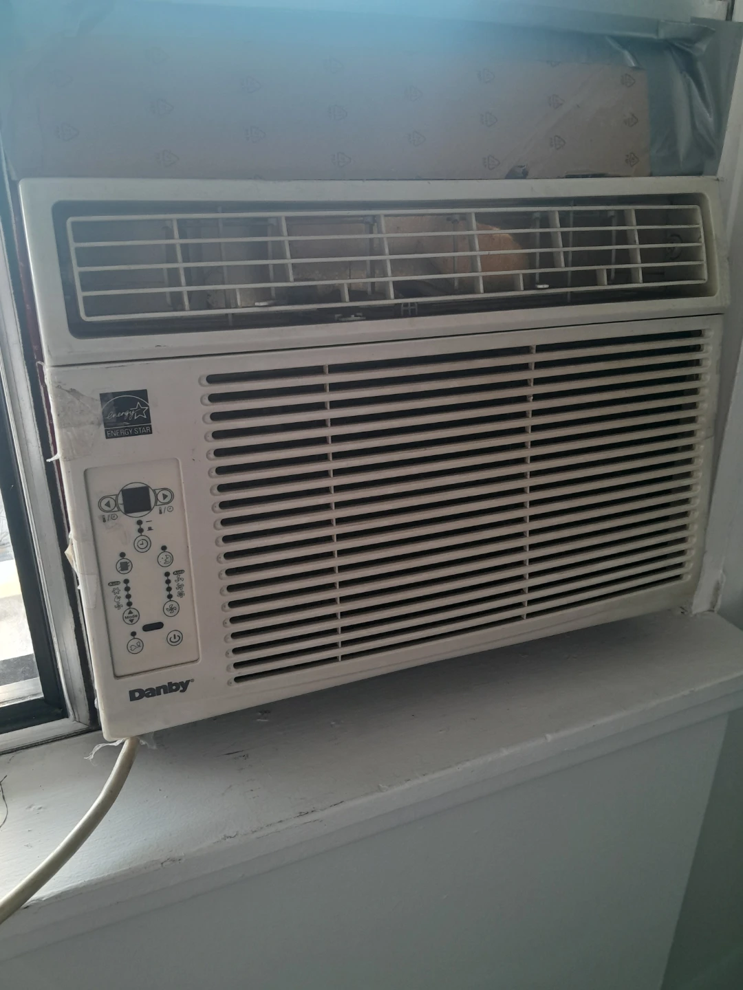 Makes your area COLD like a FREEZER Danby Window Air Conditioner - photo 2