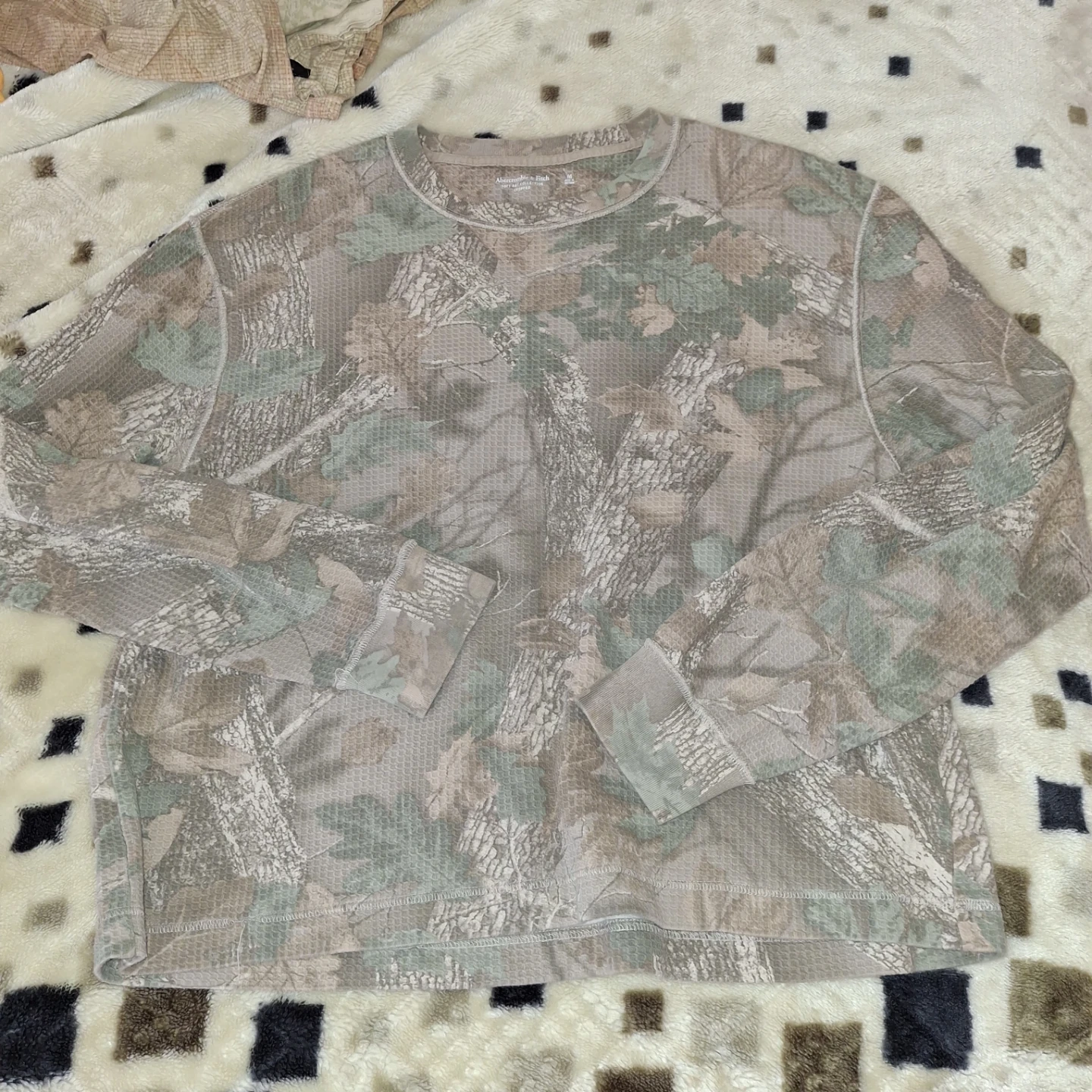 Abercrombie & Fitch Camo Cropped Long Sleeve Shirt