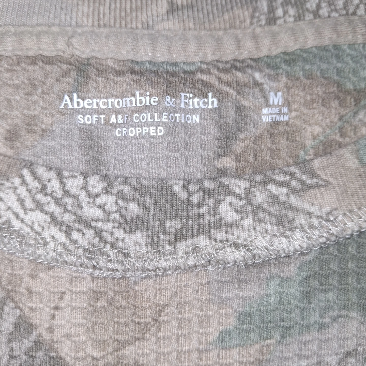 Abercrombie & Fitch Camo Cropped Long Sleeve Shirt - photo 2